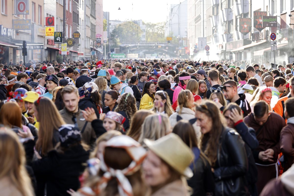 Schock auf der Zülpicher Straße: Die farbenfrohe Kulisse des Kölner Karnevals wurde am 11.11. von einem schockierenden Nazi-Vorfall getrübt.