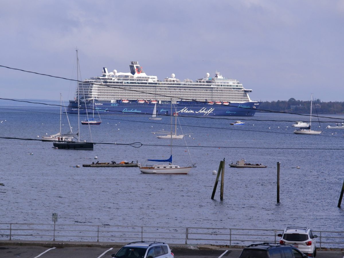 Kreuzfahrt: Mein-Schiff-Urlauber ist über Preise verärgert