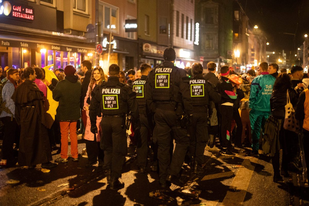 Saisonauftakt in Köln: Das bunte Treiben in der Domstadt am 11.11. wurde teilweise von turbulenten Zwischenfällen überschattet.