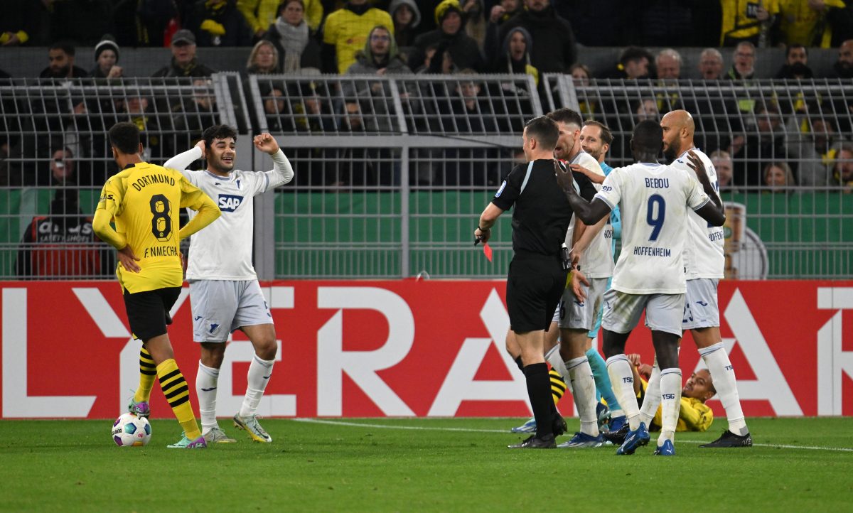 Ozan Kabak kassiert bei Borussia Dortmund - Hoffenheim Rot.