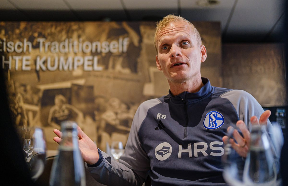 Karel Geraerts lässt Kritik beim FC Schalke 04 nicht einfach so stehen.