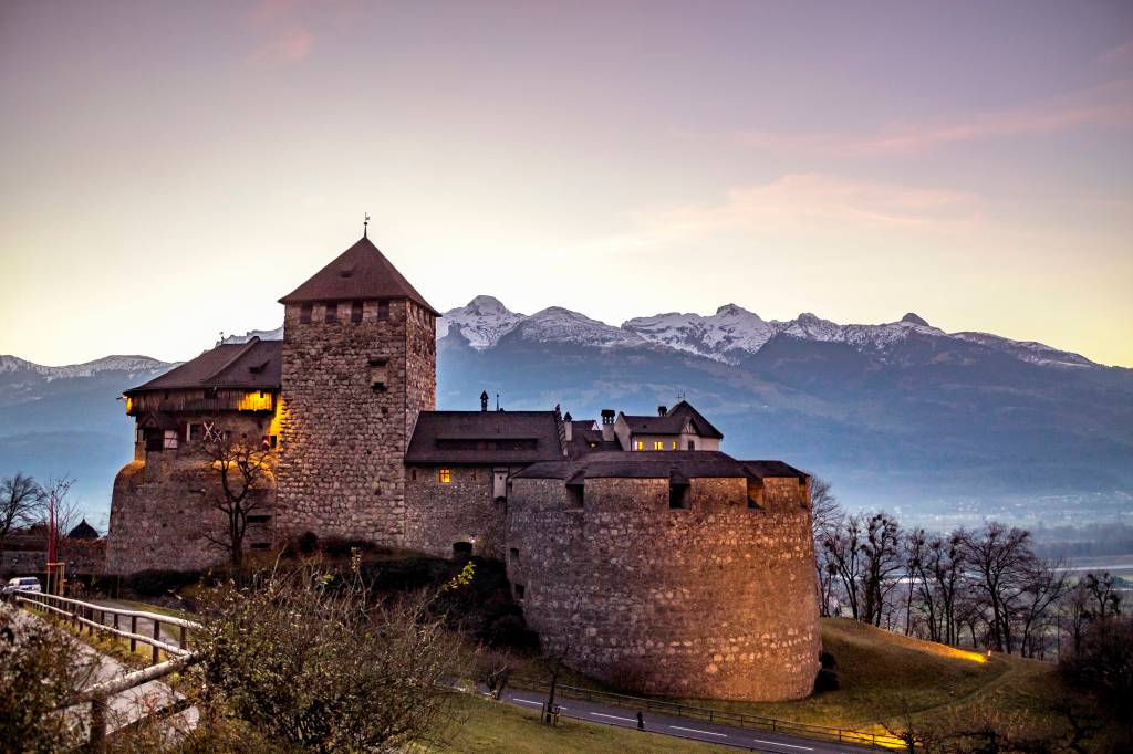 Das Schloss Vaduz in bergiger Landschaft.