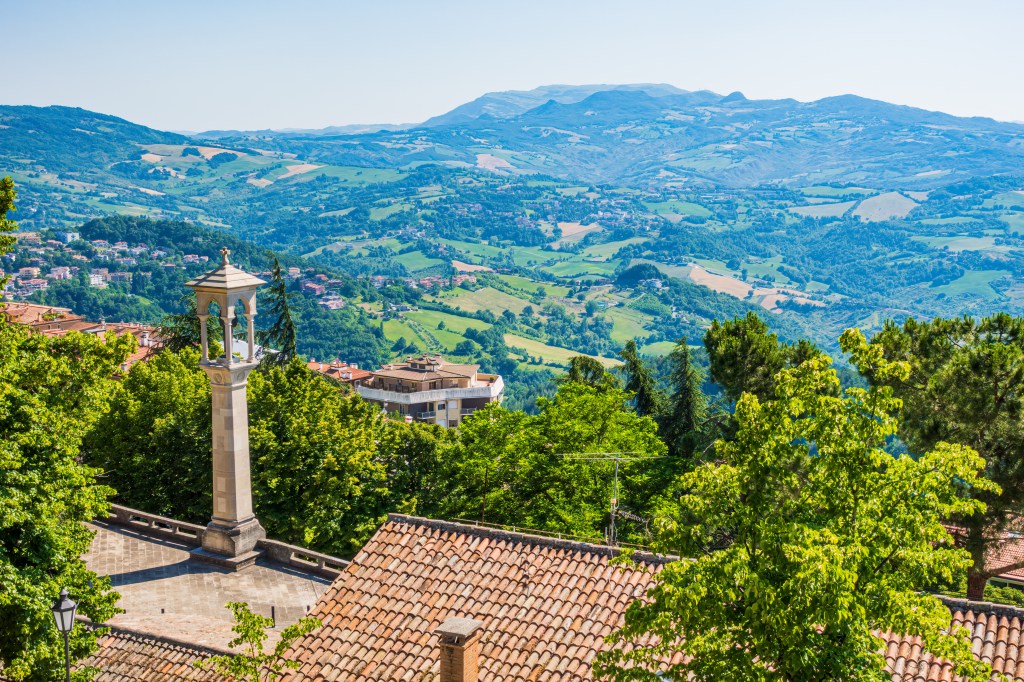 Blick vom Berg Monte Titano in die Landschaft.