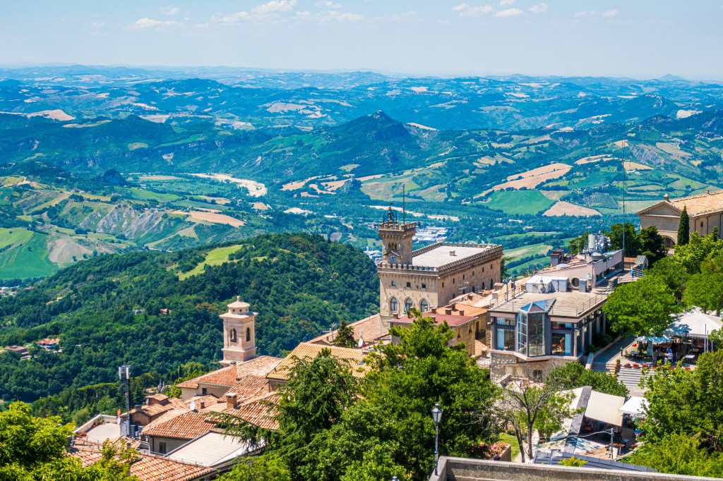 Blick auf die Landschaft von San Marino.