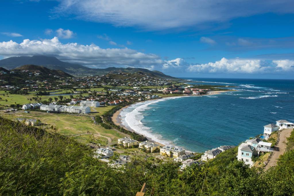 Die Landschaft rund um die Küste von der Insel St. Kitts.