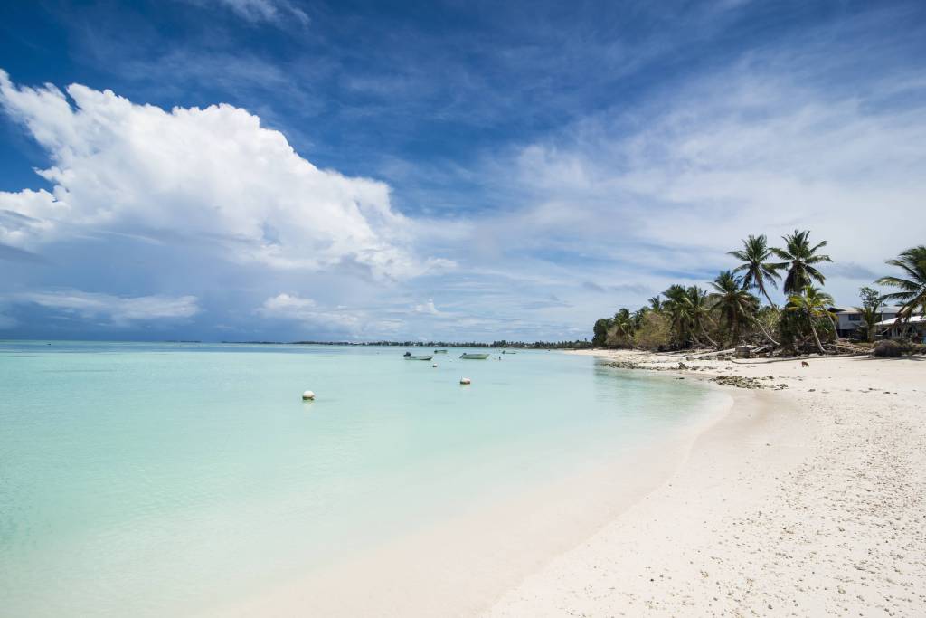 Sandstrand mit Meer in Tuvalu.