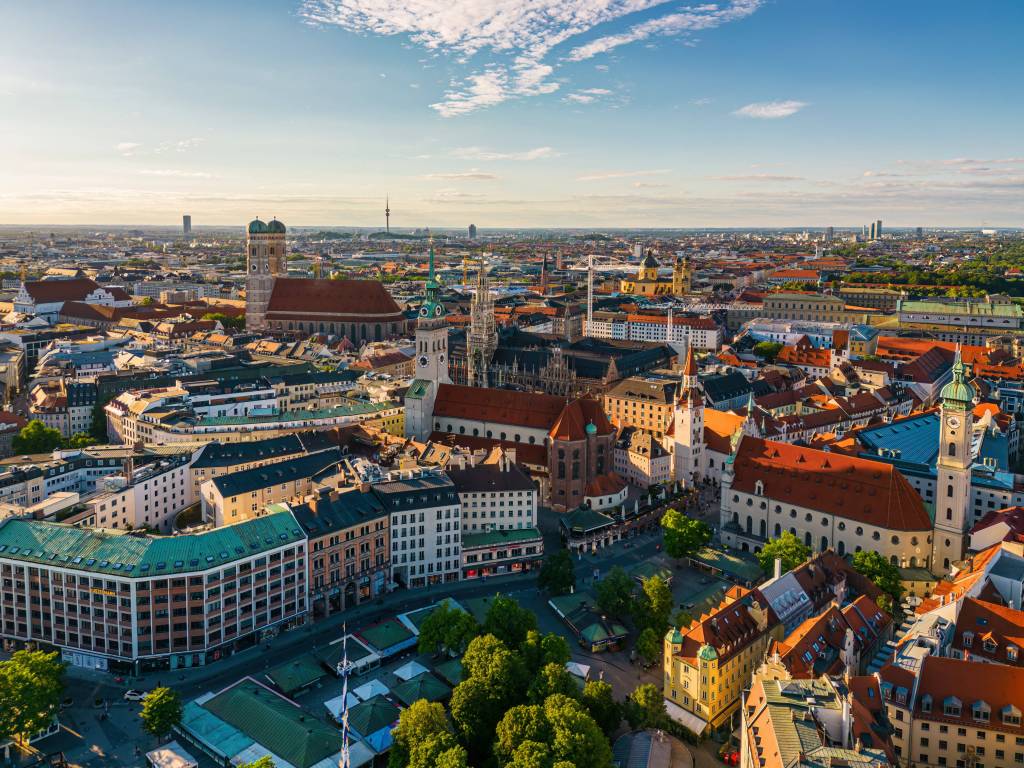 Münchener Skyline bei Tag.