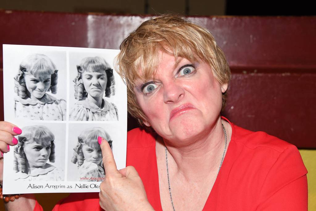 Alison Arngrim heute, mit Bildern von sich als Nelly Oleson.