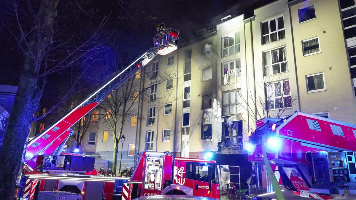 In Düsseldorf-Oberbilk kam es kurz vor Weihnachten zu einem schweren Brand eines Mehrfamilienhauses.