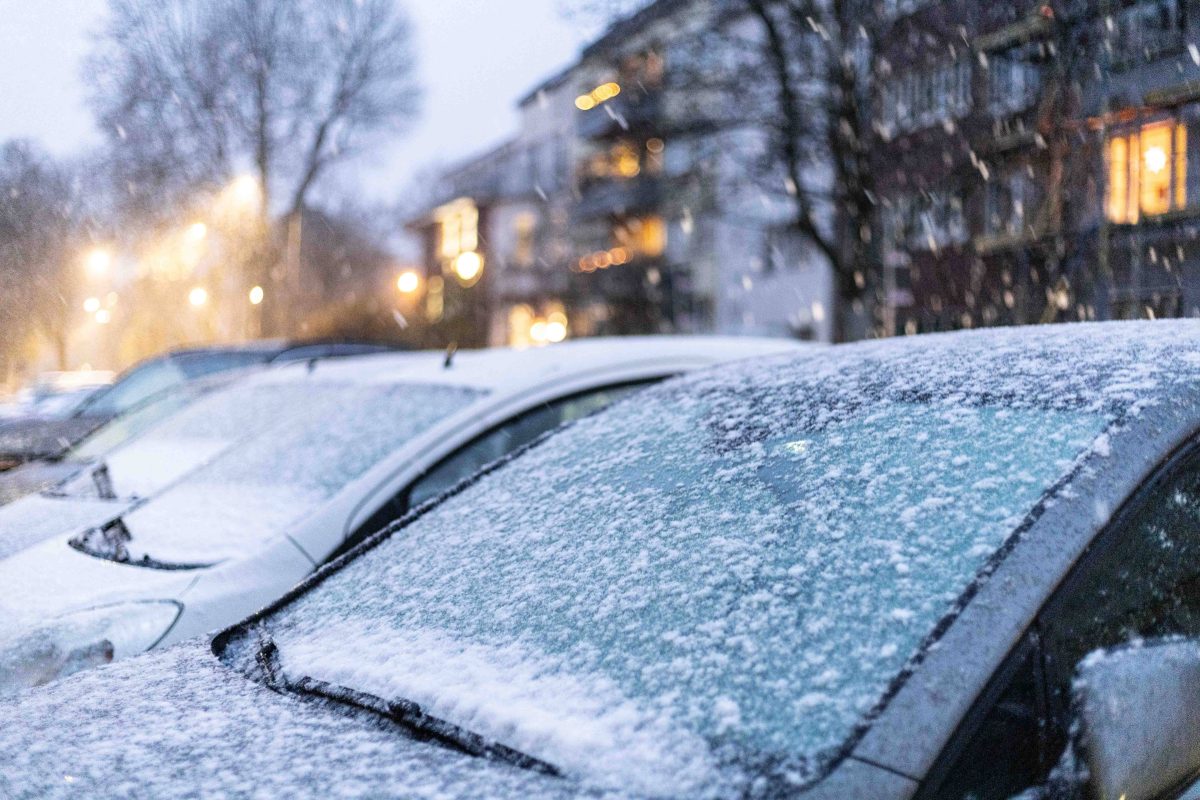 Schnee auf Autos