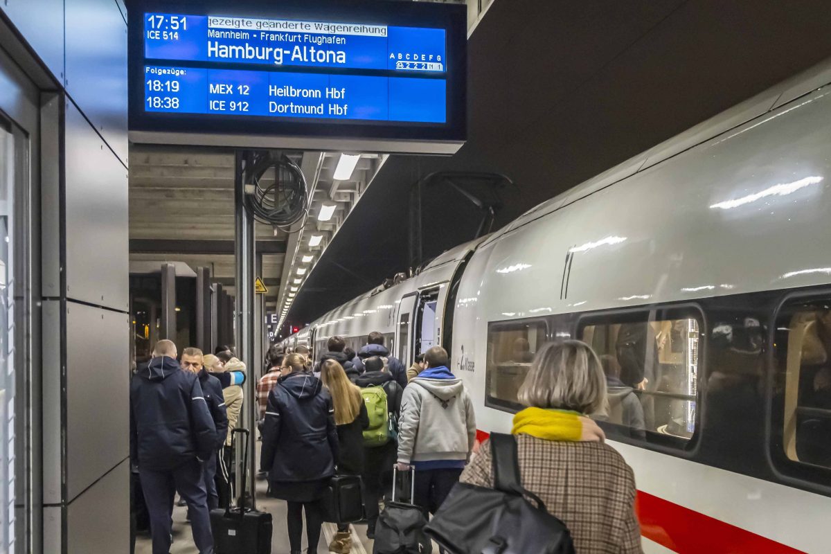 Die Züge werden immer voller, weshalb die Deutsche Bahn nun eine Lösung angekündigt hat. Doch die lässt auf sich warten.