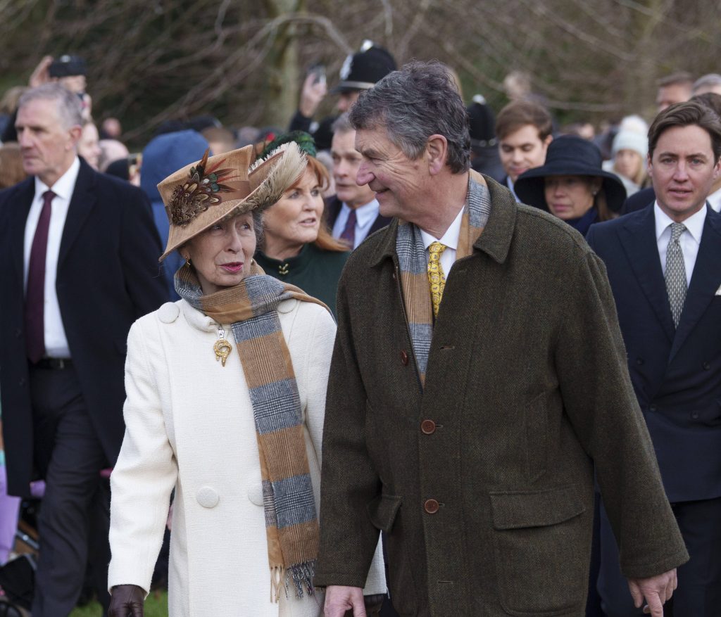 Prinzessin Anne und Timothy Laurence tragen den gleichen Schal.