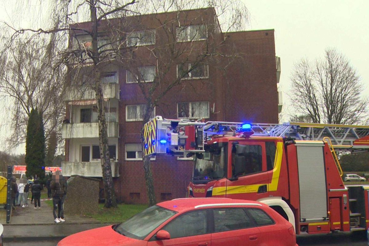 Drama im Ruhrgebiet. Fünf Menschen mussten von der Feuerwehr aus ihrer Wohnung gerettet werden.