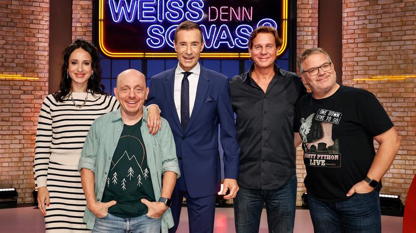 Große Aufregung im ARD-Studio: Warum ausgerechnet Bernhard Hoëcker seinem Mitstreiter Elton 500 Euro zuspielt, erfährst du HIER!