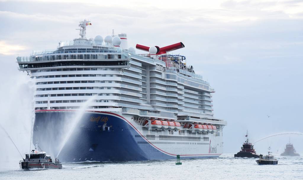 Ein Kreuzfahrtschiff auf dem Wasser.