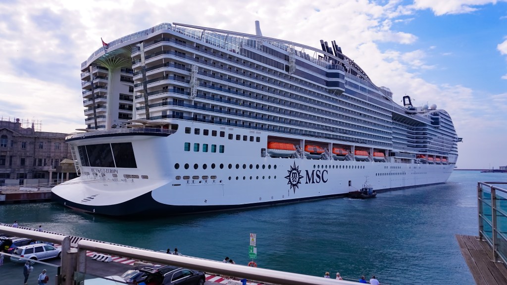 Ein Kreuzfahrtschiff von MSC auf hoher See.