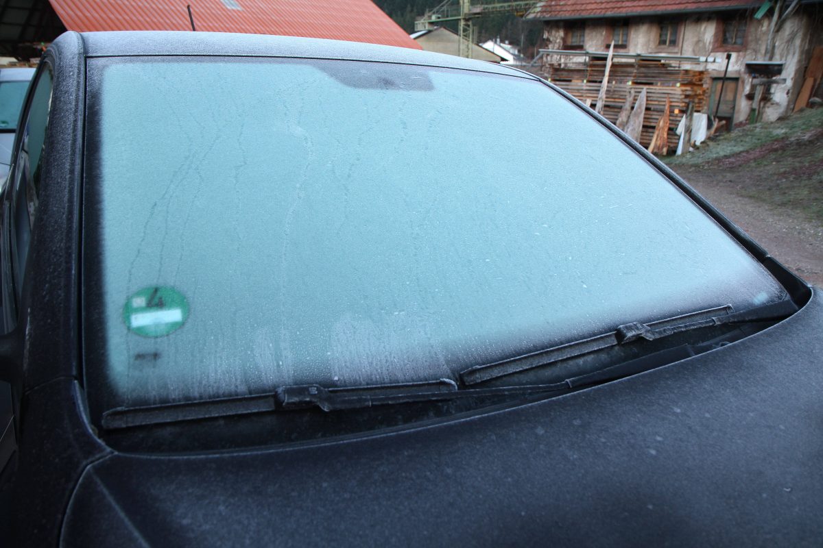 Pappe ist ein Hausmittel gegen Eis-Frust am Auto.