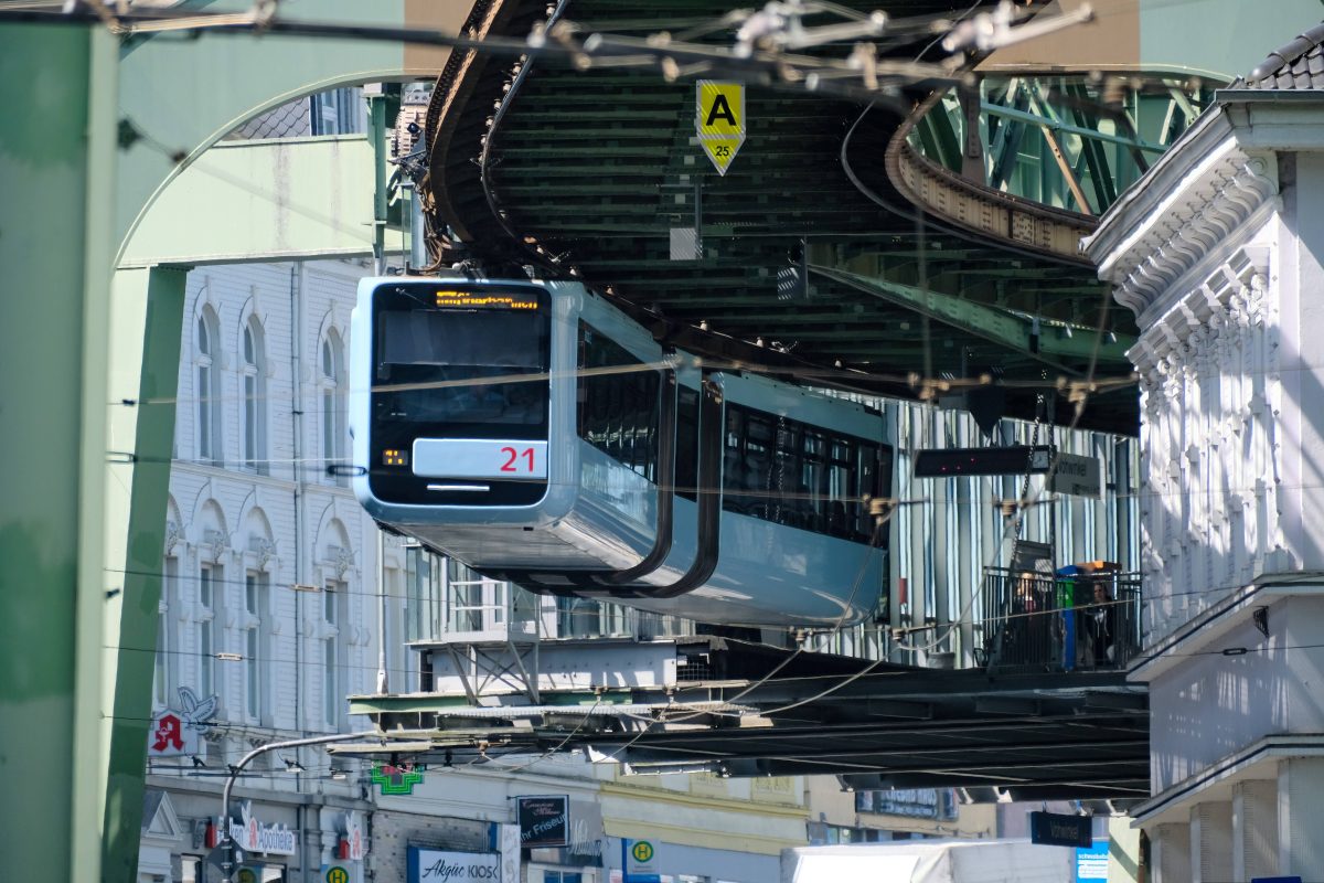 Ein Amerikaner ist fassungslos, als er die Schwebebahn in Wuppertal zum ersten Mal sieht.