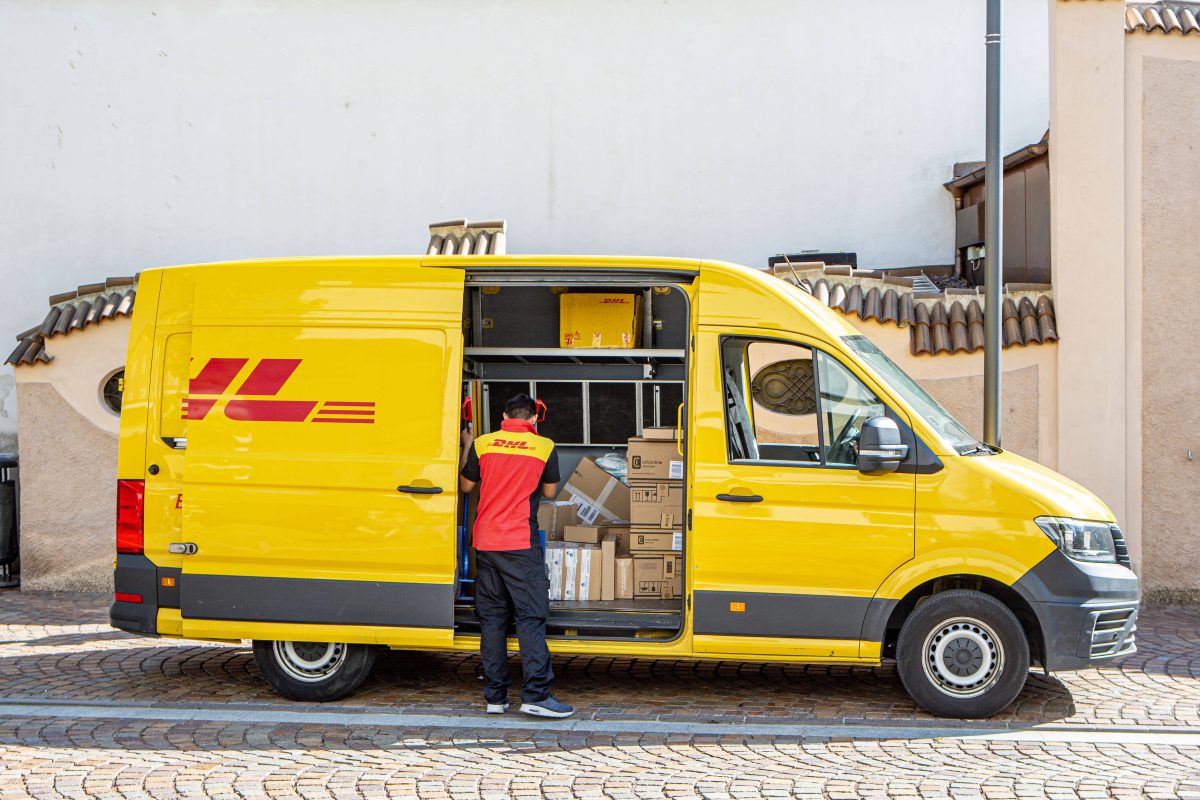 Ein DHL-Bote wehrt sich gegen Kritik.