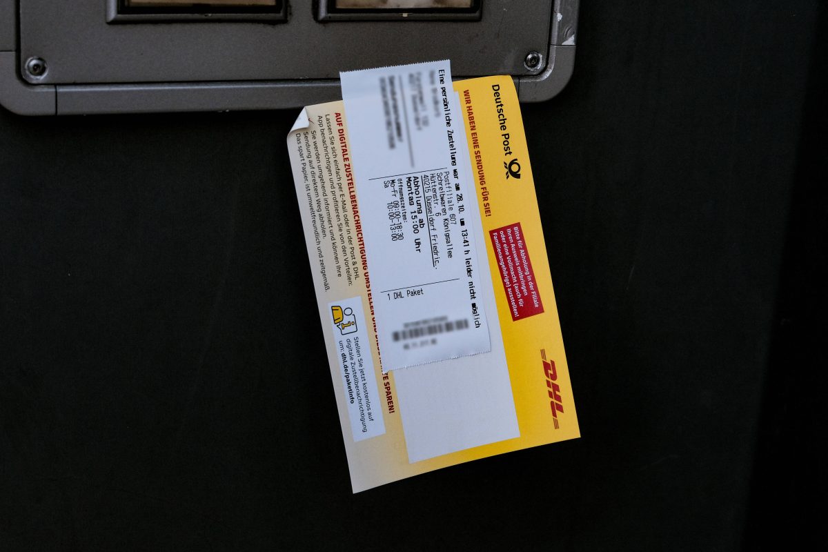 Diese DHL-Kundin kann kaum glauben, was auf ihrem Abholschein steht.