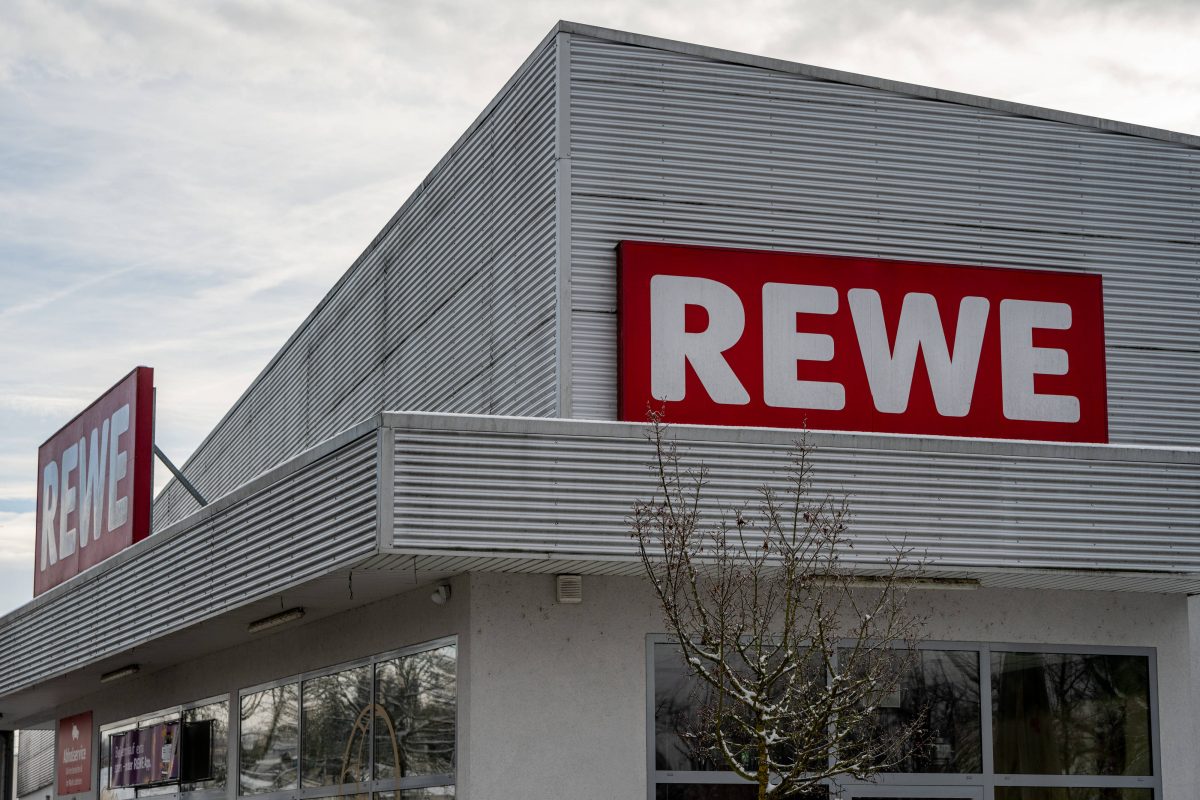 Vor dem Rewe in NRW machte eine Kundin einen Fund.