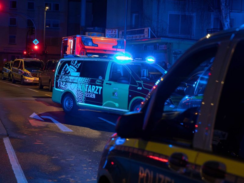 Essen: Blutbad in der Nacht ++ Polizei jagt Messer-Angreifer mit Hubschrauber