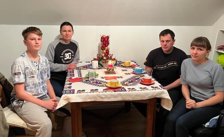 4 Ukrainer sitzen um einen Tisch