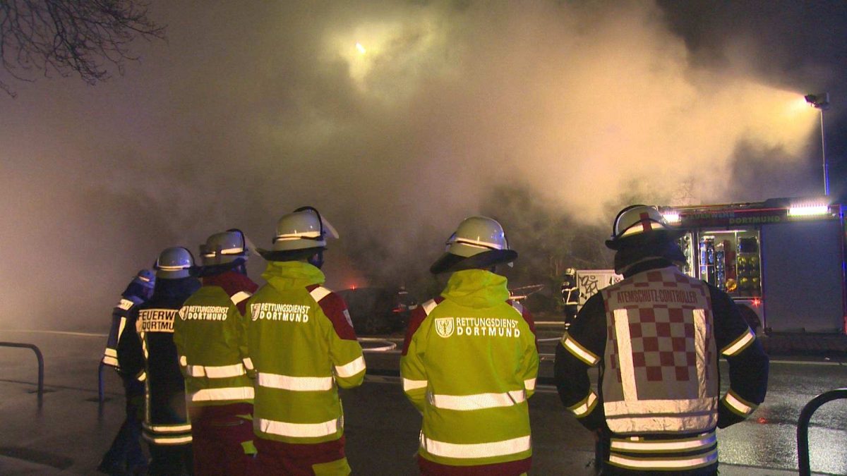 Brand im Dortmunder Stadtteil Brünninghausen. Anwohner werden gewarnt.