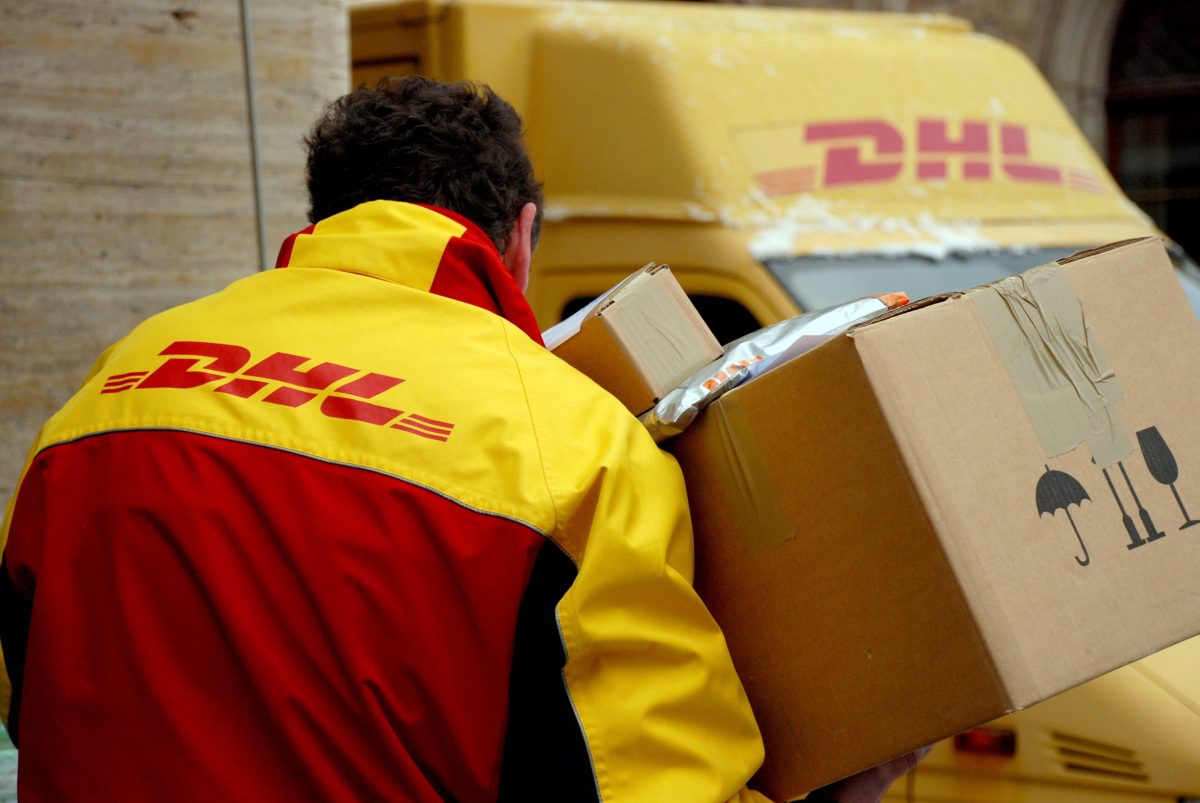 DHL-Bote mit Paketen.