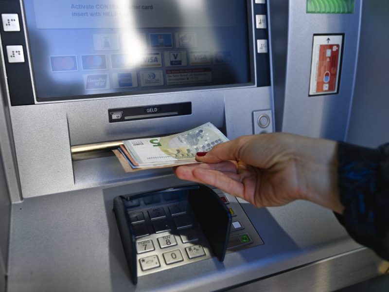 Sparkasse, Volksbank & Co.: Wichtig beim Geldabheben – das muss jeder Kunde zwingend beachten