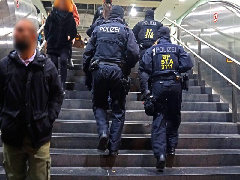 Hunde-Horror am Essener Hauptbahnhof – als ein Mann seinen Rucksack öffnet, rufen Mitarbeiter sofort die Polizei