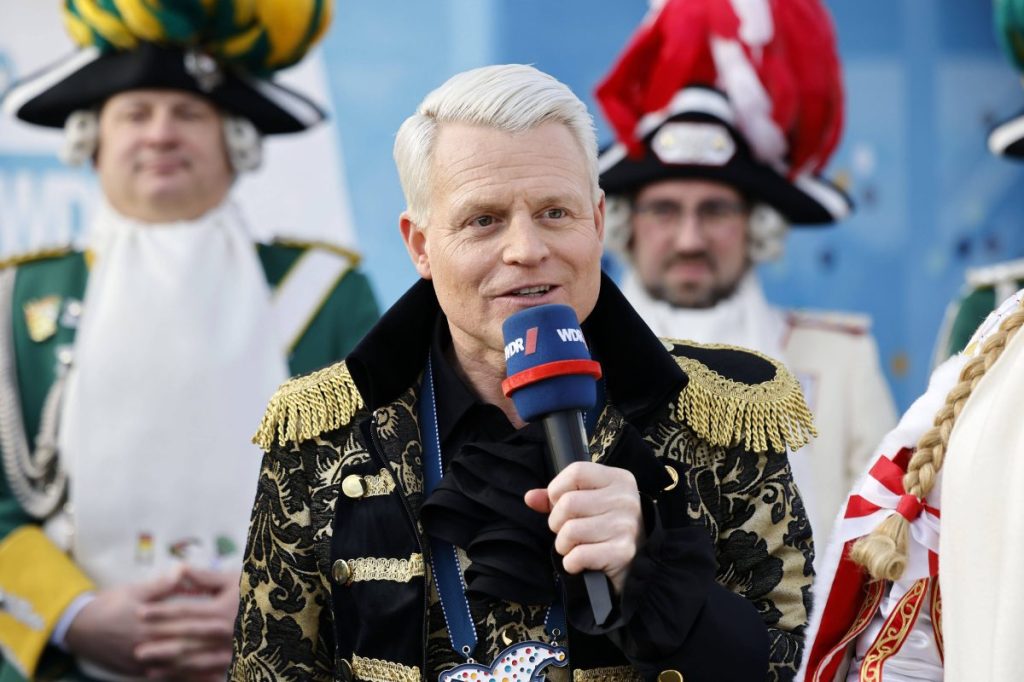 Moderator Guido Cantz auf dem Rosenmontagszug 2023.