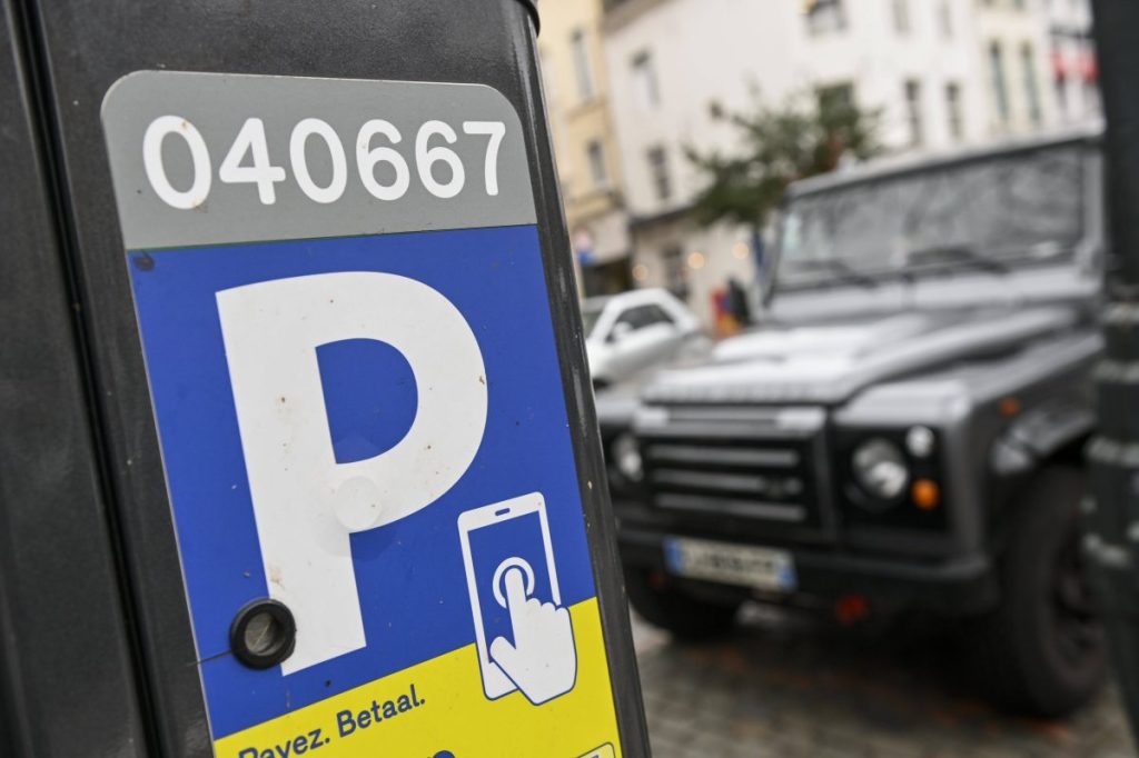 SUV und andere große Autos müssen in Paris künftig dreimal so hohe Parkgebühren zahlen wie zuvor. Kommt diese Regelung auch in Deutschland?