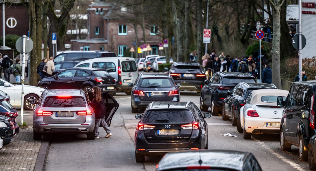 Schule in NRW: Politik in NRW spricht sich für Erlass gegen Elterntaxis aus.