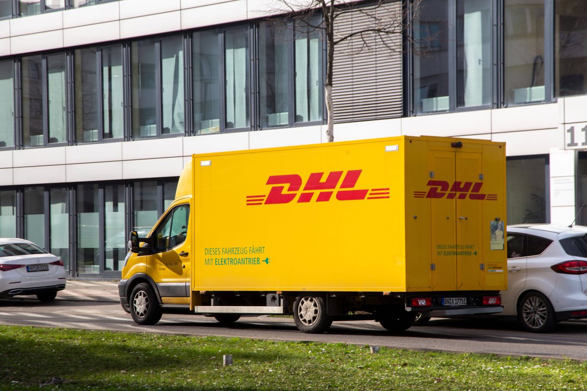 Dieser DHL-Kunde ist sauer, als sein Päckchen auf diese Weise zugestellt worden ist.