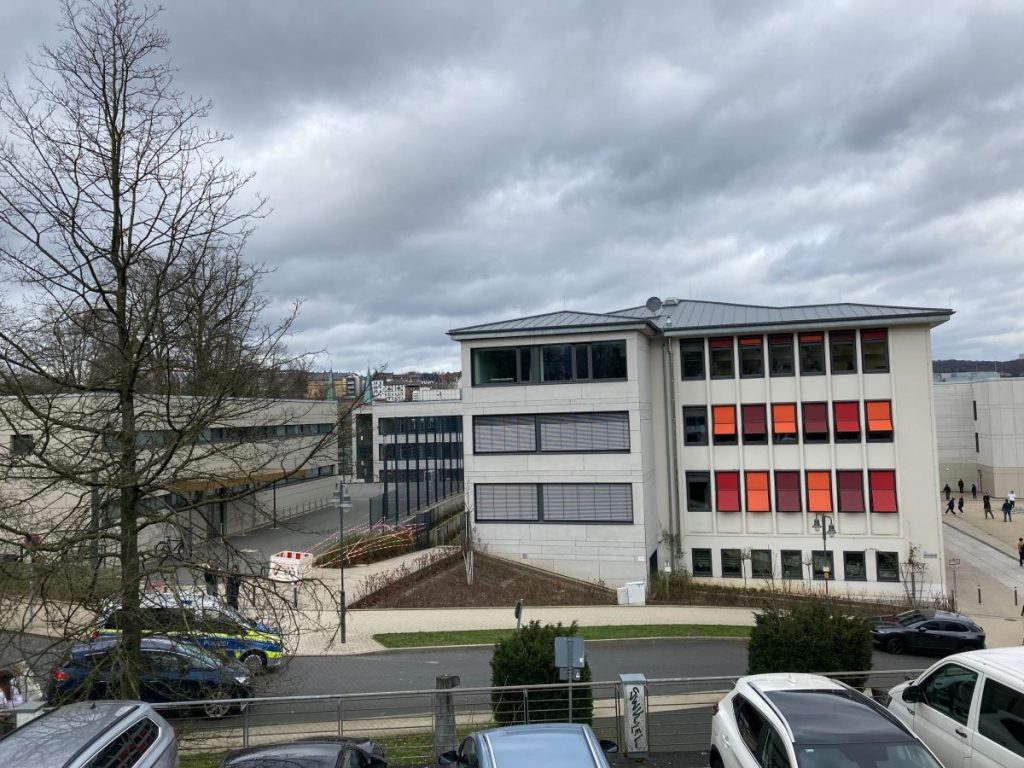 Das Wuppertaler Wilhelm-Dörpfeld-Gymnasium einen Tag nach der Amoktat.