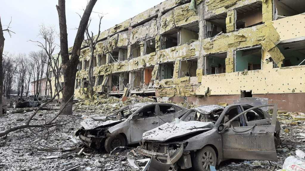 Ein von Bombem zerstörter Wohnblock in Mariupol, Ukraine