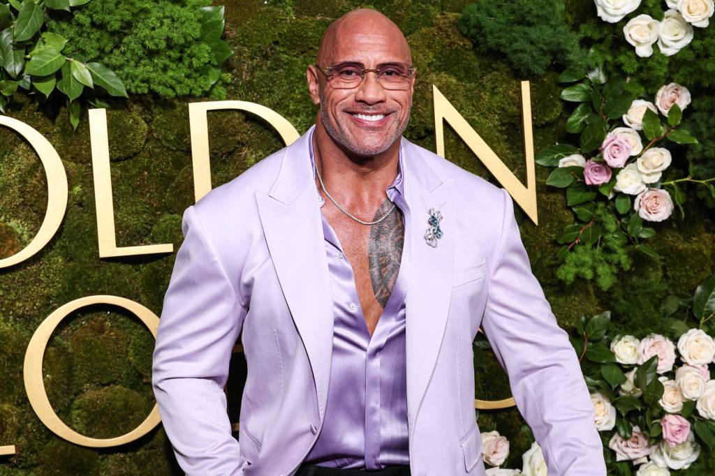 Dwayne Johnson im lila Satin Anzug.