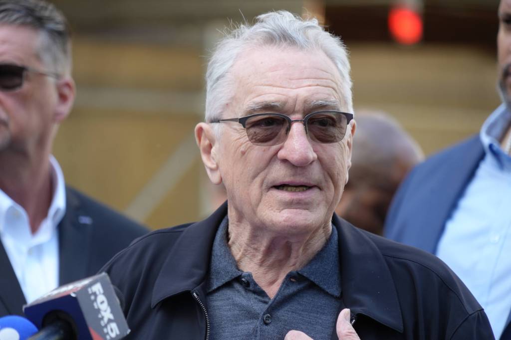 Robert de Niro im Interview, er trägt eine Sonnenbrille