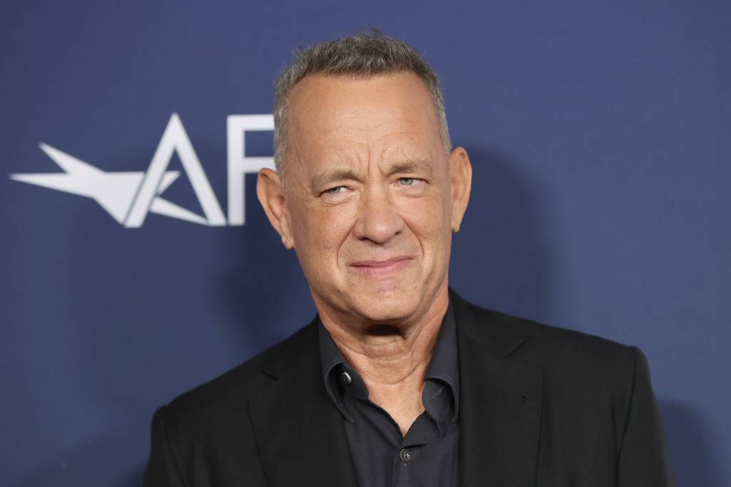 Tom Hanks in schwarzem Anzug.