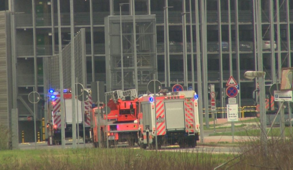 Etwa 40 Einsatzkräfte waren vor Ort, um den Brand bei Amazon in Witten (NRW) zu löschen.