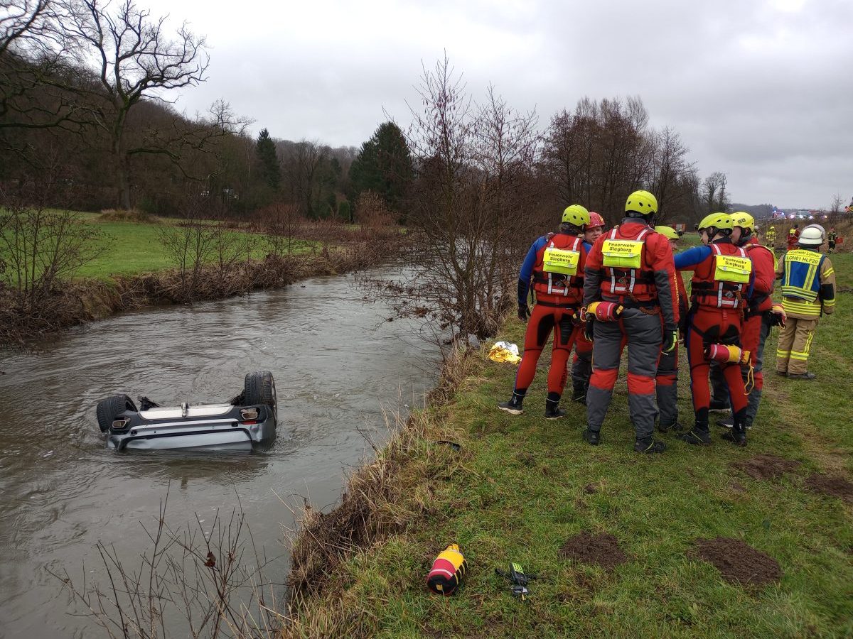 A3 in NRW: Auto landet kopfüber in Fluss.