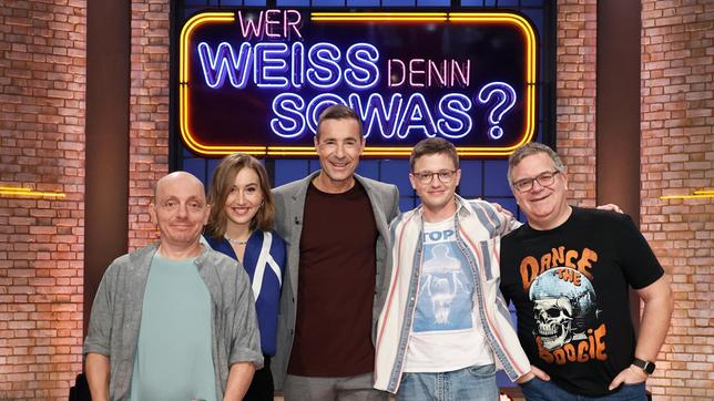 Bei „Wer weiß denn sowas?“ heizen Bernhard Hoecker und Teampartnerin Lena Kupke mit hitzigem Wortgefecht die Stimmung an...