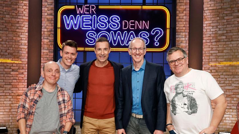 In der beliebten Quizsendung "Wer weiß denn sowas" sorgt Elton für einen kurzen Moment für viele Fragezeichen...