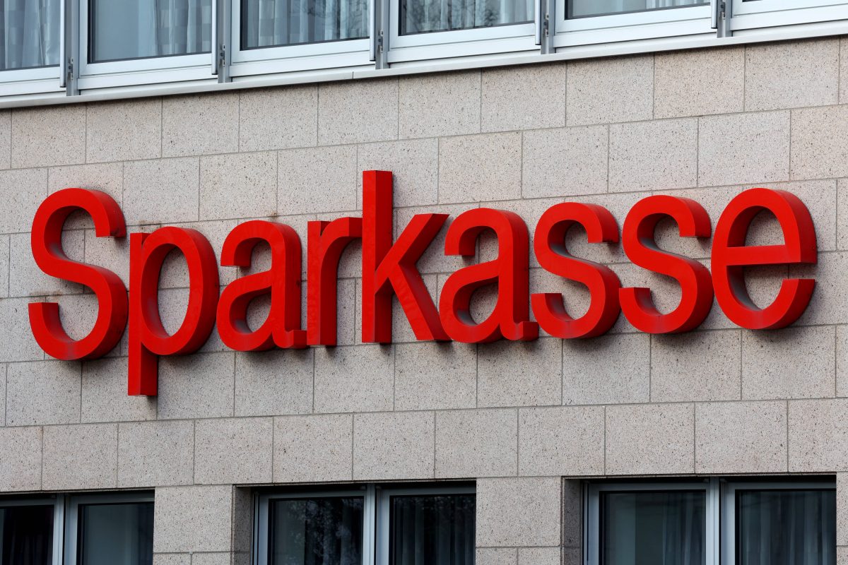 Die Sparkasse will aufgrund politischer Motive diese Konten kündigen.