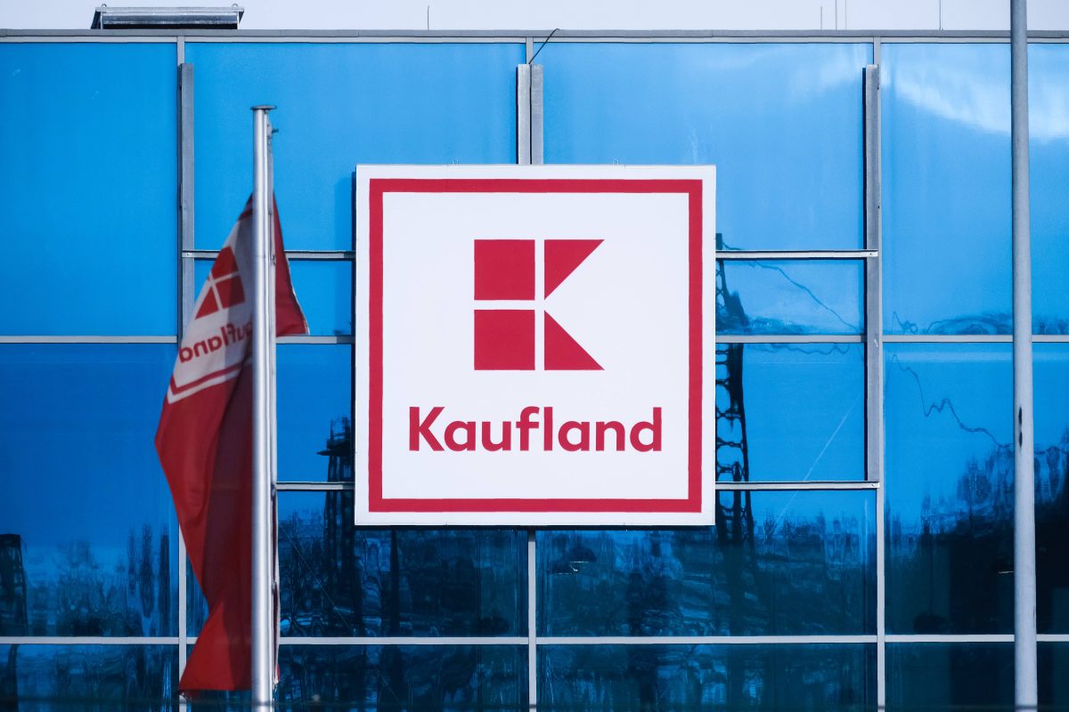 Ein Kunde von Kaufland kann nicht fassen, was er da im Regal sieht.