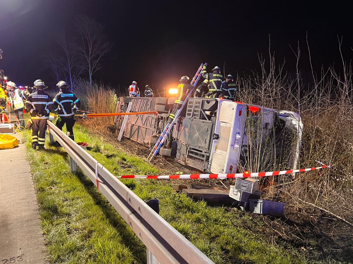 Busunglück in NRW! Auf der A44 ist ein Reisebus voller Schüler von der Fahrbahn abgekommen.