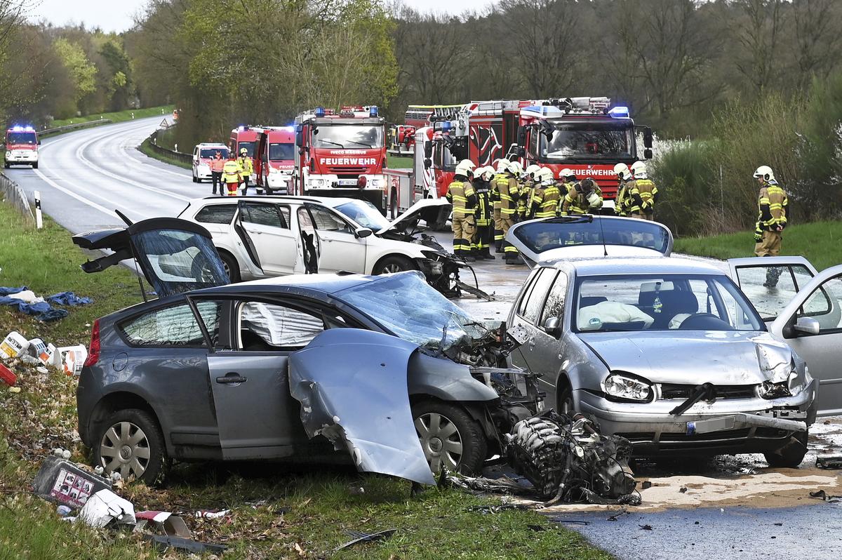 Auf einer Landstraße in NRW kam es zu einem schweren Autounfall mit einem Toten und mehreren Verletzten.