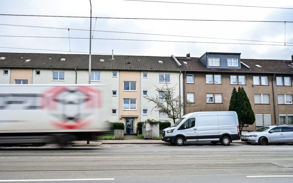 Im Keller dieses Wohnhauses an der Wanheimer Straße in Duisburg soll sich der schreckliche Vorfall ereignet haben. 