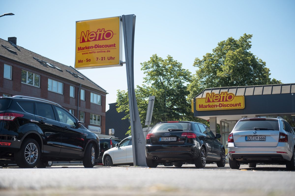 Auf einem Netto-Parkplatz spielten sich ungewohnte Szenen ab.